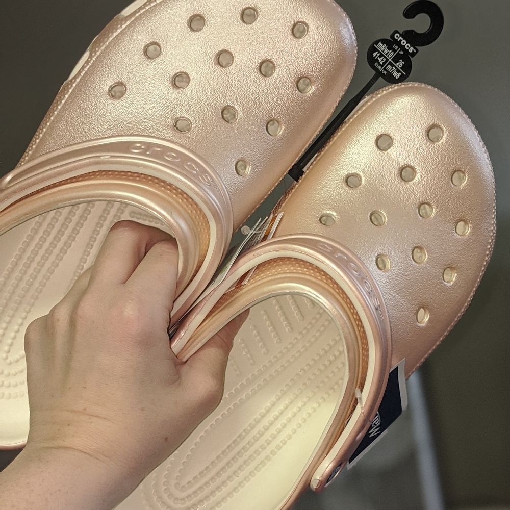 Metallic pink crocs
